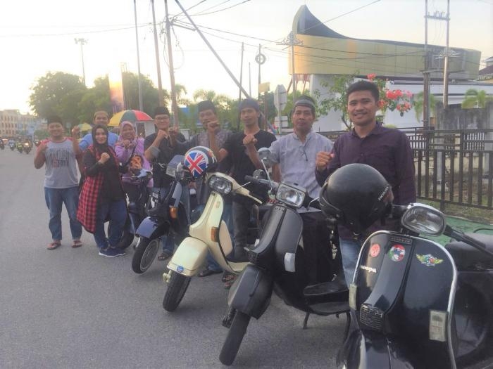 Komunitas Vespa Berbagi Takjil Khusus Pengendara Memakai Helm